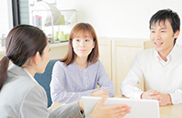 実費か保険使用か